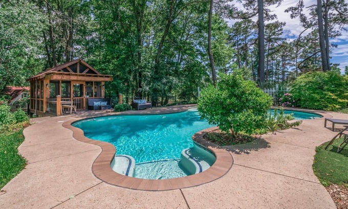 Lindale Maison | Private Pool, Hot Tub, Playground, Firepit, Arcade, Massage Chair, Movie Room!