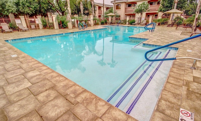 Maryvale Village Copropriété | Rénové - 2 lits King au rez-de-chaussée près de la piscine et du gril à gaz
