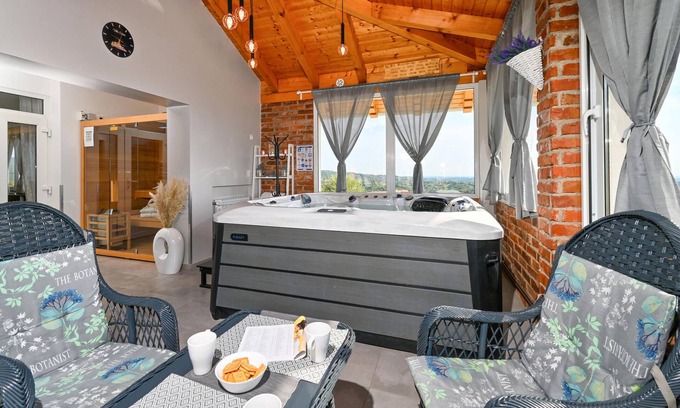 Kraljevec Sesvetski Maison | Not far from Zagreb is this beautiful vacation home with swimming pool, jacuzzi and sauna.