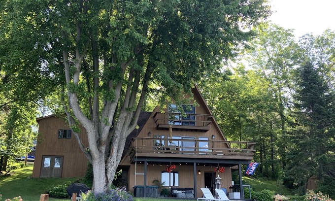 Wolcott Maison | ‘Not To Worry’ Waterfront Home