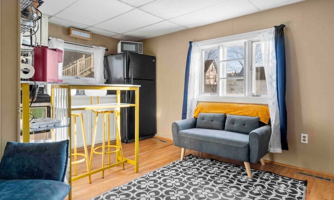 Dover Appartement | Nothing Fancy Older Pet Friendly APT!