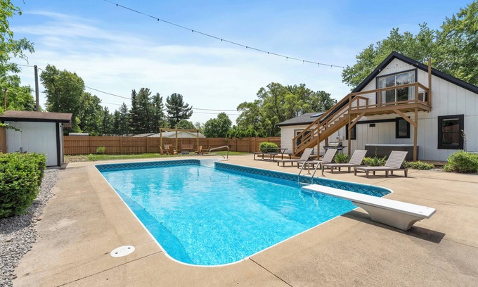 South Bend Maison | Notre Dame Haus: Pool, Game room & 5 min to campus