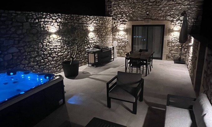 Brujas Maison | NOUVEAU GITE 5 ETOILES AVEC JACUZZI AU DOMAINE DU GRAND CRU