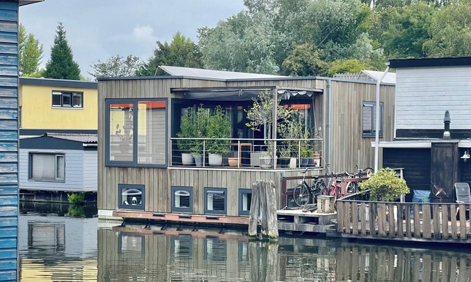 Hoofddorppleinbuurt Location De Bateaux | Nova Houseboat Deluxe. 180m2 Water villa on the Amsterdam Lake with free bikes