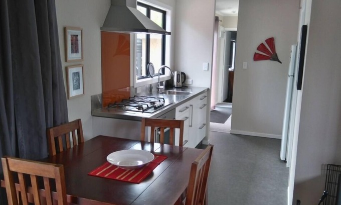 Waitarere Beach Maison | Rénové, chaleureux, bach de 2 chambres dans un endroit calme