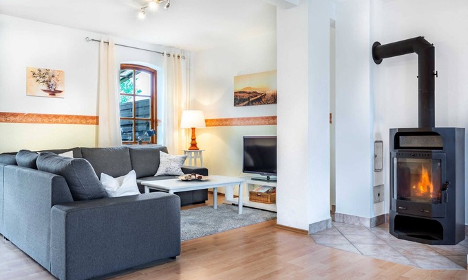 Steffenshagen Appartement | Nr. 2 - 4 Zimmer Ferienwohnung mit Kamin, Terrasse, Garten - Ostsee Bauernhof Schwalbennest OFC 15