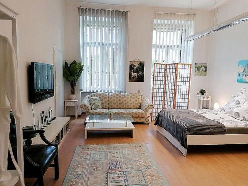 Annaberg-Buchholz Maison | Nr 3 Großzügiges Kamin-Zimmer mit King-Size Bett im Zentrum WLAN TV gute Laune