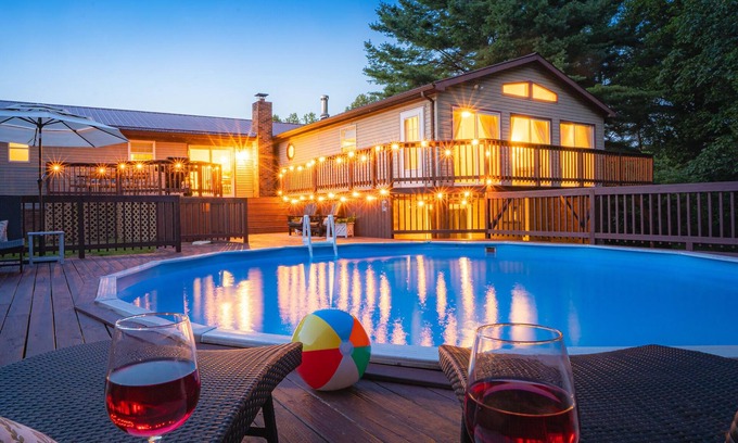 Summerlee Maison | NRG Entertainment Retreat - Swimming Pool - Rock Climbing - Gameroom - Theater