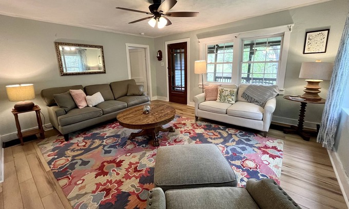 Fayetteville Maison | NRG, Peaceful cabin on 4 acres! 7 min to the bridge & 15 min to Hawks Nest Park