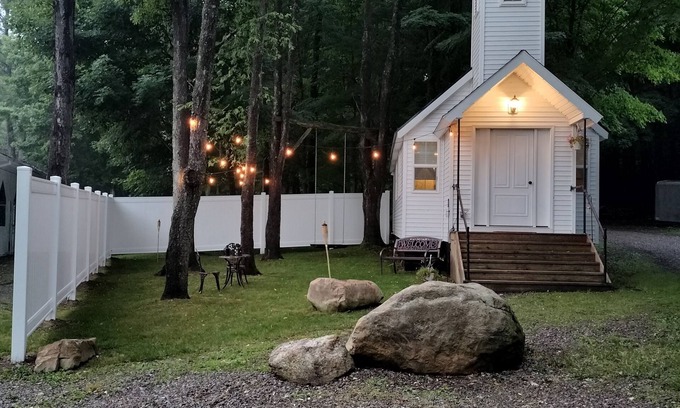 Cherry Creek Appartement | Tiny Chapel: A Romantic & Tranquil Retreat for Getaways & Lasting Memories.