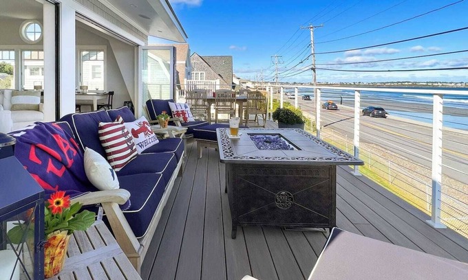 York Beach Maison | Nubble View - " Ocean Stunner" Stunning views in this luxury beach front rental