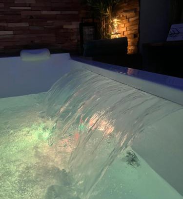 Vierzon Appartement | Nuit Magique en Love Room avec Jacuzzi Privé