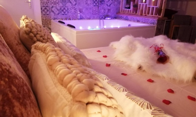 Pont-de-Veyle Appartement | Nuit romantique, champagne, spa-balnéo, petit dej