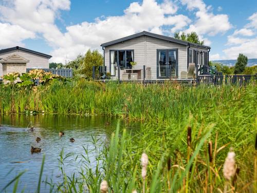 Brean Maison | Number 8 Lakes View