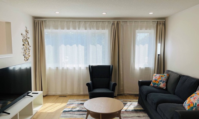 Varsity Appartement | NW, Carriage home Close to U of C & Hospitals
