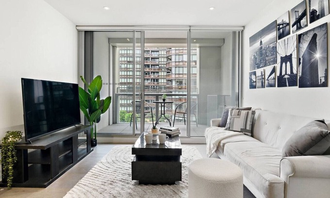 Docklands Appartement | NYC-Style Docklands | Luxe 2BR w/Pool, Gym & Views