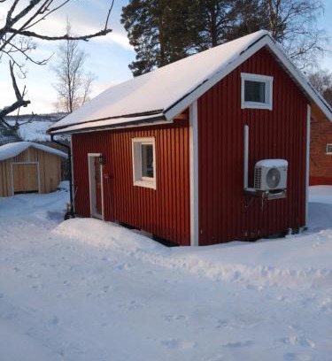 Are Maison | Nyrenoverad charmig gäststuga med sovloft i Järpen