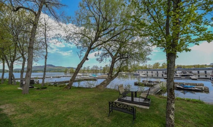 Magog Appartement | O'berge du village C-304- Waterfront