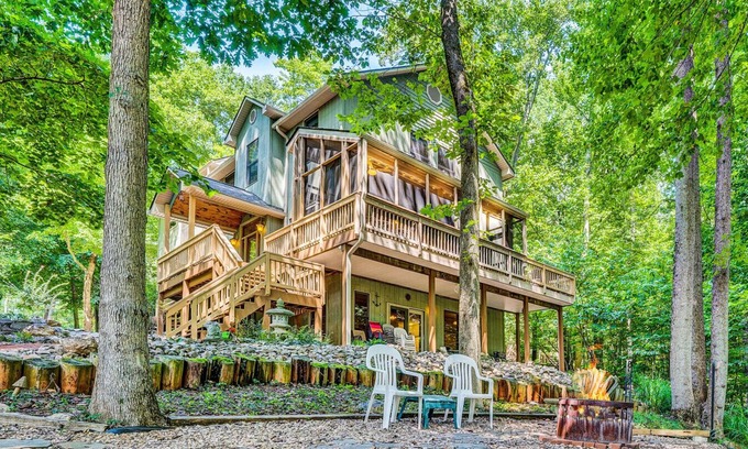 Westlake Corner Maison | O'Neill's Getaway - Sleeps 14! Pet-Friendly - Meditation Garden - Pool Table
