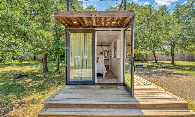 Waco Maison | Oak Harbor - Container Home Near Baylor, Magnolia