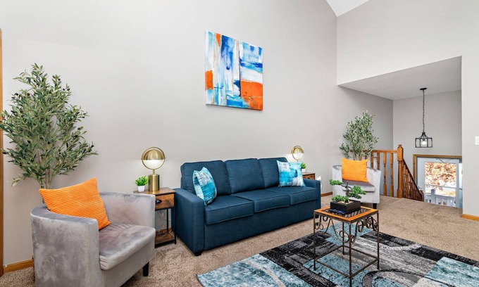 Raymore Maison | Oak Haven: 3 King Beds + 1 Queen Bed Fast Wi-Fi + FREE Parking - Sleeps 8 People