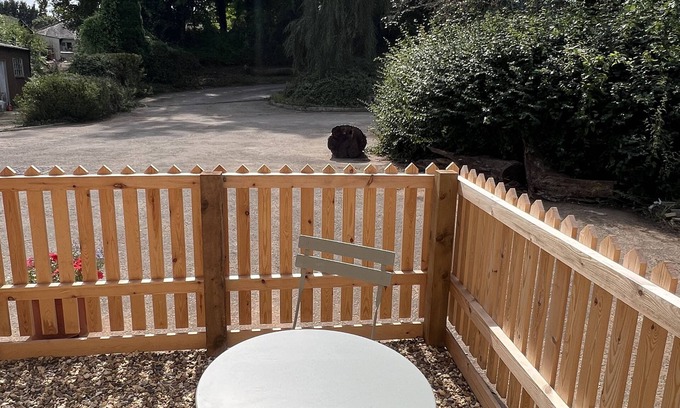Caldicot Cabine | Oak Tree Cabin, A cozy cabin in charming Caerwent with WiFi access,