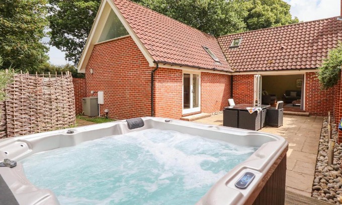 Crostwick Maison | Oak Tree Lodge