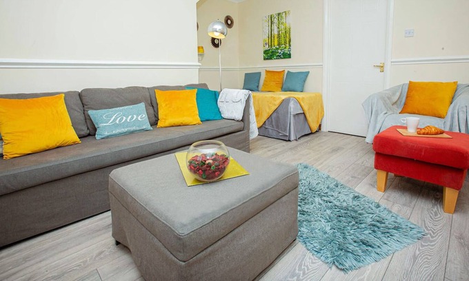 Corby Maison | Maison-Moderne-Salle de bain privée séparée-Vue sur Jardin-comfortable