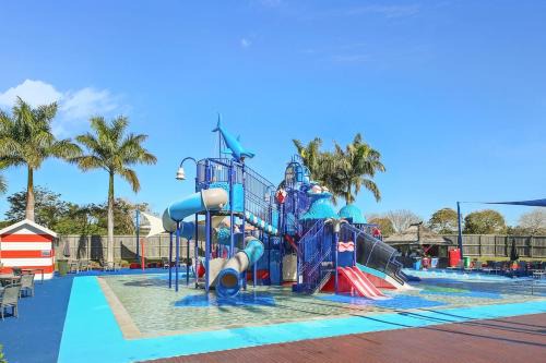 Golden Beach Maison | Oaks Family Getaway - Resort, Beach