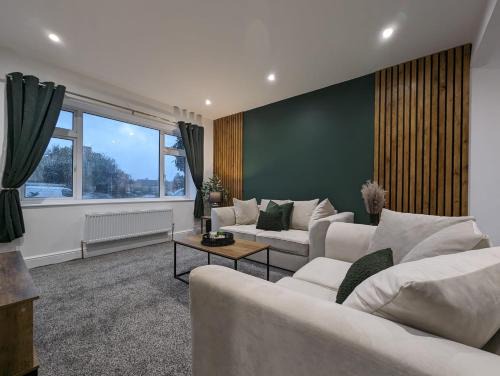 Cheshunt Maison | Oakwood Suite - Sleeps 5 - Contractors - Smart TVs in all rooms