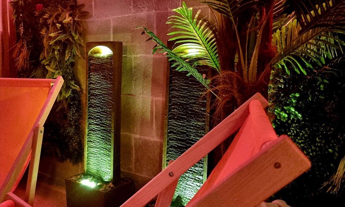 Menesplet Appartement | Oasis, and its inflatable boat