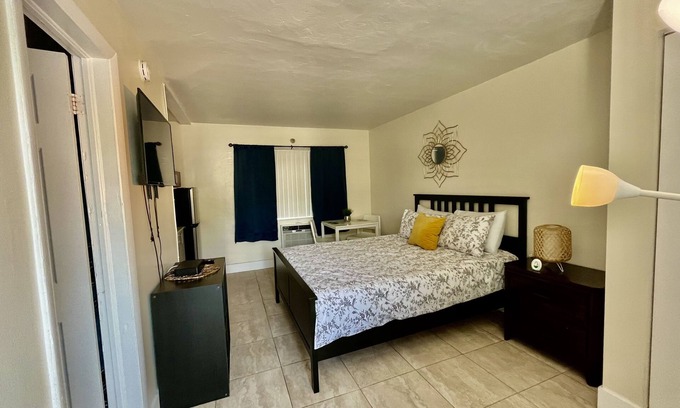 Royal Poinciana Maison | Oasis at Hollywood - Sleeps 2- Unit 3