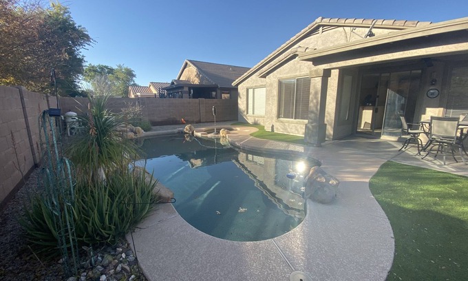 San Tan Valley Maison | Belle maison dans la communauté de terrain de golf avec piscine privée et bain à remous.