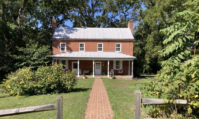 Kabrich Crescent Maison | Oasis in Blacksburg. Walk to VT. Artful decor, trails, huge yard w/ fire pit.