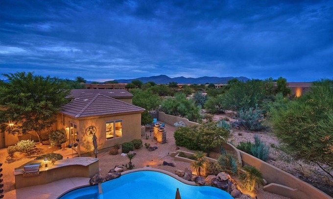 Pinnacle Peak Maison | Oasis dans le désert près de rochers prestigieux avec piscine chauffée, le tout sur un seul étage