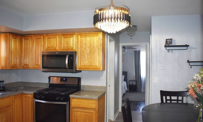 Linden Appartement | Oasis Near it All!