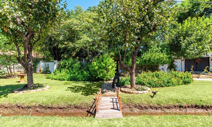 Alhambra Maison | Oasis of Greenery in the Desert - Lovely 2/2 with pool/spa/outdoor shower