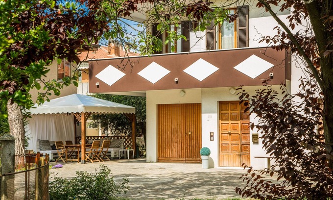 Marotta Appartement | oasis de détente non loin de la mer, parking dans la cour intérieure.