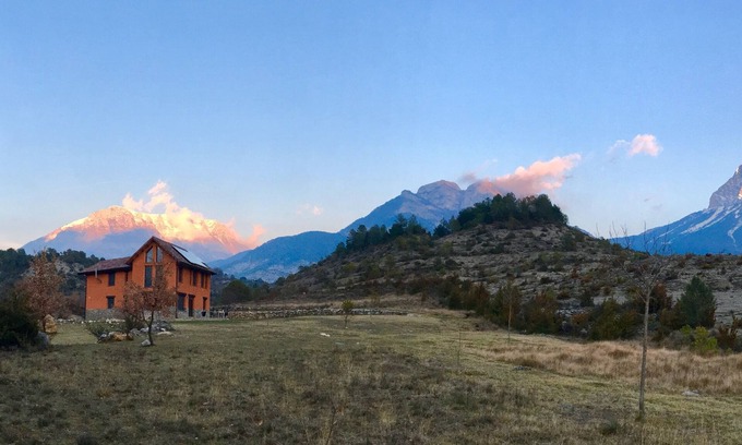 Laspuna Maison | Oasis de tranquillité avec une vue imprenable au pied de la Peña Montañesa