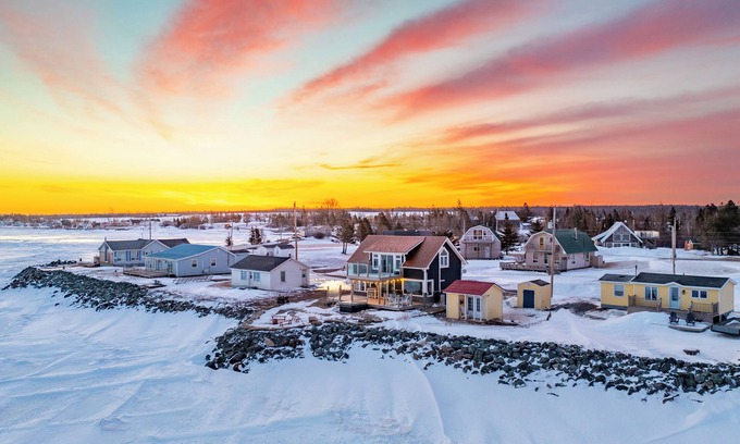 Tatamagouche Maison | Oasis on the Shore; hot tub, fire pit, stunning ocean views. Escape today!