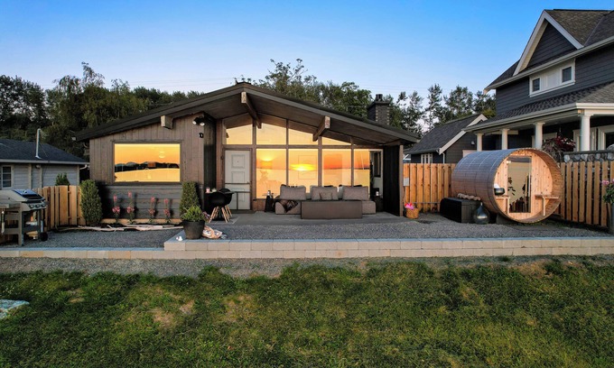 Blaine Maison | Obsidian - Beachfront Bungalow with Sauna, A/C and Hi Speed Internet