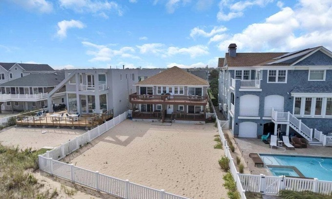 Point Pleasant Beach Maison | OCE13094 | Oceanfront Bargain! 2BR 1st Flr, 1 car parking, Pets OK! - Shore Points Vacations