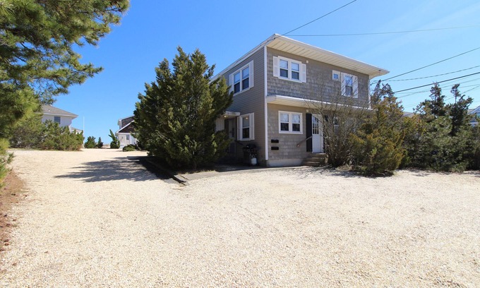 Point Pleasant Beach Maison | OCE1422U | Private Beach Access! Upper level 2BR 1ba unit w/ parking, PETS!
