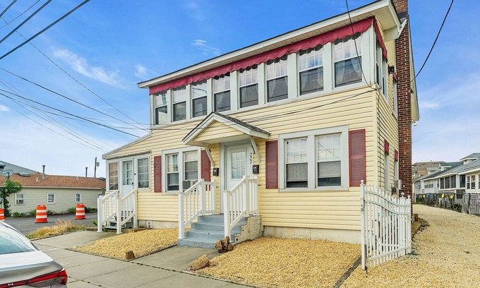 Point Pleasant Beach Maison | OCE222U | 2nd Flr 2BR 1 ba unit next to the beach/boardwalk! Parking, wifi, badges, PETS!