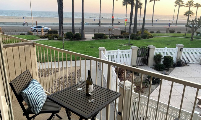 Port Hueneme Copropriété | Ocean and Pool Views from the Living Room and Bedroom!