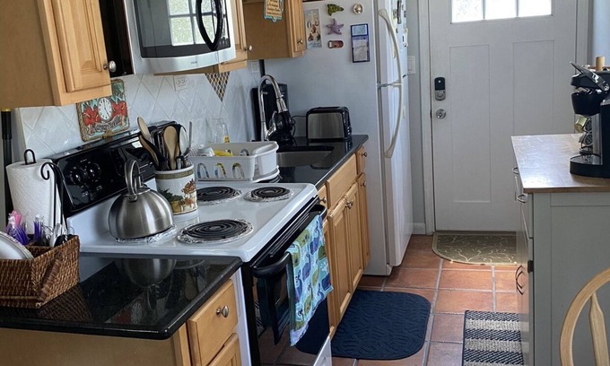Bay Shore Appartement | Récemment rénové Ocean Bay Park Studio à partir de 1200 $ / semaine!