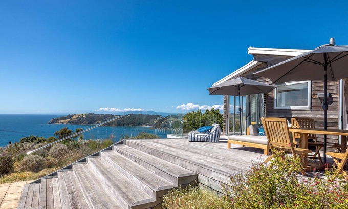 Waiheke Island Maison | Ocean Belle Onetangi - Ocean Belle Onetangi is a superbly appointed, luxury 2-bedroom holiday home with incredible views over Onetangi Beach and across to Coromandel and Great Barrier Island.