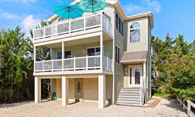 Barnegat Light Maison | Ocean block single family in Barnegat Light with views of Old Barney