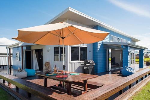Waihi Beach Maison | Ocean Blue, sunny beach home close to surf & shops