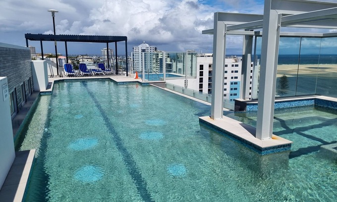 Caloundra Appartement | Ocean Breeze Caloundra – Rooftop Pool, Walk to Beach & Cafés